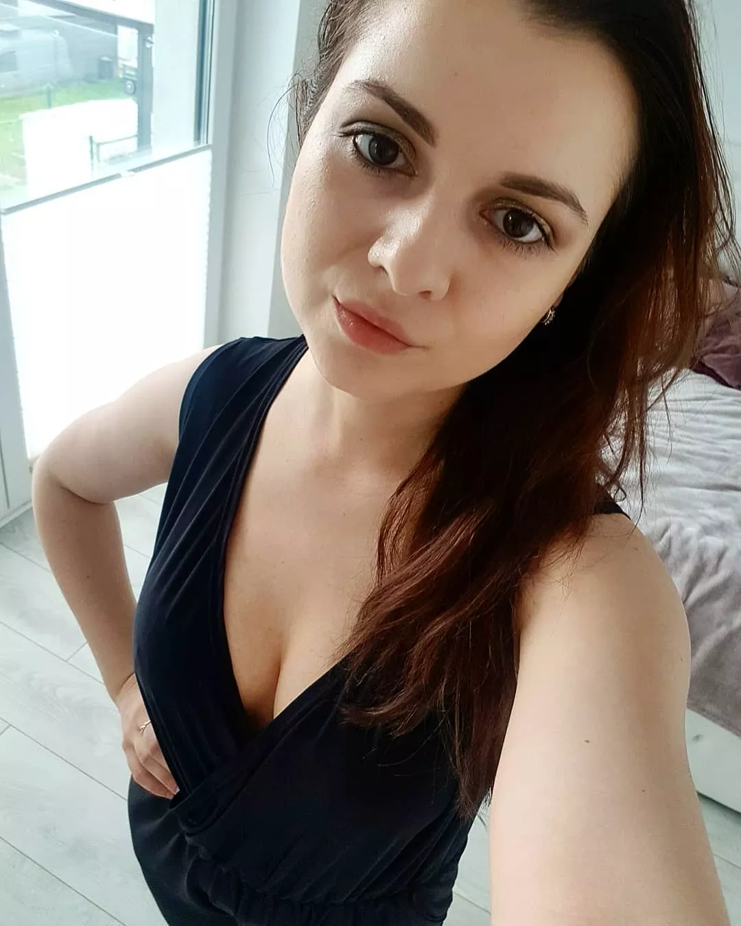 Piękna gwiazda disco polo zszokowała wszystkich głębokim dekoltem. Fani nie mogą oderwać wzroku! 